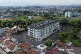 Foto udara rumah susun (rusun) milik Unper di Kota Tasikmalaya, Jawa Barat, Jumat (16/1/2026). Kementerian Perumahan dan Kawasan Permukiman berencana membangun rumah susun subsidi pada 2026 sebagai salah satu solusi untuk menangani backlog kepemilikan rumah nasional yang mencapai 9,9 juta unit. ANTARA FOTO/Adeng Bustomi/agr