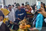 Menteri Lingkungan Hidup Hanif Faisol Nurofiq (kedua kiri) berbincang dengan petugas kebersihan di Tempat Pengolahan Sampah Terpadu (TPST) Pasar Induk Caringin, Bandung, Jawa Barat, Jumat (16/1/2026). Dalam kunjungannya, Menteri Lingkungan Hidup Hanif Faisol Nurofiq mengultimatum pengurus Pasar Induk Caringin agar dapat menyelesaikan permasalahan pengelolaan sampah menumpuk di pasar tersebut selama dua pekan ke depan. ANTARA FOTO/Raisan Al Farisi/agr
