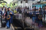 Sejumlah calon penumpang berjalan menuju gerbong kereta api di Stasiun Surabaya Gubeng, Surabaya, Jawa Timur, Jumat (16/1/2026). PT Kereta Api Indonesia Daop 8 Surabaya mengoperasikan sebanyak 43 perjalanan KA, terdiri dari 38 KA Reguler dan 5 KA Tambahan yang beroperasi hingga 18 Januari 2026 pada libur panjang Isra Miraj untuk mengantisipasi lonjakan penumpang. Antara Jatim/Didik Suhartono/abs