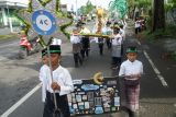 Ratusan pelajar sekolah dasar mengikuti pawai memperingati Isra Miraj Nabi Muhammad SAW melintasi ruas jalan TulungagungKediri di Tulungagung, Jawa Timur, Sabtu (17/1/2026). Pawai taaruf dengan penggunaan atribut dan simbol keislaman tersebut digelar sebagai bagian dari kegiatan pembelajaran untuk mengenalkan nilai-nilai dasar keislaman kepada peserta didik sejak usia dini. Antara Jatim/Destyan Sujarwoko/abs