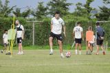 Pesepak bola asing Persebaya Surabaya Gustavo Fernandes berlatih dengan rekannya di Lapangan A Stadion Gelora Bung Tomo, Surabaya, Jawa Timur, Jumat (16/1/2026). Pemain berkebangsaan Brasil yang berposisi sebagai bek itu melengkapi 11 kuota pemain asing Persebaya Surabaya untuk menghadapi putaran kedua kompetisi Liga 1 Indonesia musim 2025/2026. Antara Jatim/Rizal Hanafi/abs