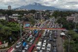 Foto udara kepadatan kendaraan saat diberlakukan sistem satu arah di Gadog, Kabupaten Bogor, Jawa Barat, Jumat (16/1/2026). Menurut Satlantas Polres Bogor terhitung sejak pukul 05.00 WIB-07.000 WIB sebanyak 3.300 kendaraan masuk kawasan Puncak pada libur Isra Miraj, dan diberlakukan sistem satu arah (one way) untuk mengurai kepadatan kendaraan.Â ANTARA FOTO/Yulius Satria Wijaya/bar 