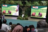 Gubernur Prefektur Ehime, Jepang Tokihiro Nakamura menyampaikan sambutan saat kerjasama internasional program Cooperative Breeding untuk konservasi orangutan di TSI, Cisarua, Bogor, Jawa Barat, Jumat (16/1/2026). TSI memperkuat kerjasama dengan Jepang dalam upaya konservasi satwa orangutan melalui program Cooperative Breeding yang bertujuan meningkatkan satwa orangutan dan mencegah kepunahan serta membina hubungan baik antara Indonesia dan Jepang. ANTARA Megapolitan/Arif Firmansyah.
