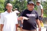 Anggota DPRD Kulon Progo Suradi bersama warga Kibon gotong royong tinggikan tanggul Kali Seling