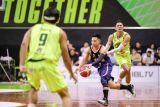 Pebasket Pelita Jaya Jakarta Andakara Prastawa Dhyaksa (kiri) melewati adangan pebasket Pacific Caesar Surabaya Adonnecy Azzaryan Pradhitya (kanan) pada pertandingan Indonesian Baskeball League (IBL) 2026 di GOR Pacific Caesar Surabaya, Jawa Timur, Sabtu (17/1/2026). Pelita Jaya Jakarta menang dengan skor 96-53. Antara Jatim/Rizal Hanafi/abs