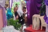 Pasangan pengantin terjang banjir untuk resepsi pernikahan di Jakbar