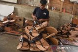 Pekerja menyelesaikan pembuatan sandal tarumpah di rumah produksi Bido, Sambong, Kota Tasikmalaya, Jawa Barat, Senin (19/1/2026). Kementerian Perindustrian mencatat industri alas kaki dan kulit tumbuh positif sepanjang 2025 dengan nilai investasi lebih dari Rp18 triliun dan menjadi salah satu penopang ekonomi daerah. ANTARA FOTO/Adeng Bustomi/agr