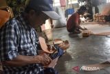 Pekerja menyelesaikan pembuatan sandal tarumpah di rumah produksi Bido, Sambong, Kota Tasikmalaya, Jawa Barat, Senin (19/1/2026). Kementerian Perindustrian mencatat industri alas kaki dan kulit tumbuh positif sepanjang 2025 dengan nilai investasi lebih dari Rp18 triliun dan menjadi salah satu penopang ekonomi daerah. ANTARA FOTO/Adeng Bustomi/agr