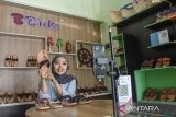 Pemilik rumah produksi sandal tarumpah Bido, Wulansari Andani melakukan siaran langsung untuk pemasaran secara daring produk alasa kaki di Toko Bido, Sambong, Kota Tasikmalaya, Jawa Barat, Senin (19/1/2026). Kementerian Perindustrian mencatat industri alas kaki dan kulit tumbuh positif sepanjang 2025 dengan nilai investasi lebih dari Rp18 triliun dan menjadi salah satu penopang ekonomi daerah. ANTARA FOTO/Adeng Bustomi/agr