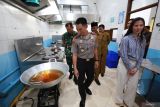 Kapolres Kediri Kota AKBP Anggi Ibrahim Saputra (kedua kiri) meninjau ruangan dapur saat peluncuran Satuan Pelayanan Pemenuhan Gizi (SPPG) Semampir 2 Yayasan Kemala Bhayangkari Polres Kediri Kota, Kota Kediri, Jawa Timur, Senin (19/1/2026). Polres Kediri Kota menambah jumlah SPPG guna melayani makan bergizi gratis untuk 2.482 penerima manfaat di 17 sekolah setelah sebelumnya meluncurkan SPPG Semampir 1 yang diharapkan mampu menjadi penggerak ekonomi masyarakat melalui pemanfaatan bahan pangan dari petani, peternak, dan pelaku UMKM. ANTARA Jatim/Prasetia Fauzani/mas.