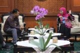 Gubernur Jawa Timur Khofifah Indar Parawansa (kanan) berbincang dengan Direktur Komersil, Pengembangan Bisnis dan Teknologi Informasi Perum LKBN ANTARA Rachmat Hidayat (kiri) saat silaturahim di Gedung Negara Grahadi, Surabaya, Jawa Timur, Senin (19/1/2026). Pada silaturahim tersebut Gubernur Khofifah Indar Parawansa berharap ANTARA dapat terus bersinergi dan membantu menyiarkan program-program Pemprov Jatim untuk rakyat. ANTARA Jatim/Moch Asim.