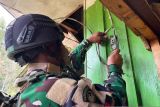 Satgas Yonif 511/DY pasang instalasi listrik di rumah warga Nombome