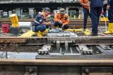 Petugas melakukan pemeriksaan pada mesin wesel perlintasan kereta yang terendam banjir di kawasan Kampung Bandan, Jakarta, Minggu (18/1/2026). Genangan air dampak curah hujan tinggi merendam perlintasan kereta di kawasan Kampung Bandan sehingga perjalanan KRL Cikarang Line hanya bisa dilayani sampai Stasiun Kemayoran dan Angke, serta KRL Bogor Line hanya bisa dilayani sampai Stasiun Jayakarta dan Manggarai. ANTARA FOTO/Sulthony Hasanuddin/nym. 
