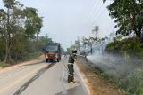 Polda padamkan kebakaran semak belukar di Batam