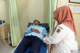 Perawat memasang infus pada siswa yang diduga mengalami keracunan makanan program Makan Bergizi Gratis (MBG) di SMKN 3 Boyolangu, Tulungagung, Jawa Timur, Rabu (21/1/2026). Siswa tersebut dirujuk ke Puskesmas Beji setelah mengeluhkan mual dan mulas disertai gejala diare di dalam kelas, yang diduga terkait rangkaian kasus gangguan kesehatan serupa yang dialami lebih dari 200 siswa sejak dua hari terakhir. ANTARA Jatim/Destyan Sujarwoko/mas