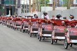 Pengemudi bersiap mengendarai becak listrik saat penyerahan secara simbolis di depan Pendopo Sidoarjo, Jawa Timur, Rabu (21/1/2026). Sebanyak 200 unit becak listrik bantuan Presiden buatan PT Pindad tersebut disalurkan melalui Yayasan Gerakan Solidaritas Nasional (GSN) kepada pengemudi becak lanjut usia untuk dioperasikan di kawasan wisata sebagai upaya mendukung transportasi ramah lingkungan sekaligus meningkatkan kesejahteraan pelaku sektor informal. ANTARA Jatim/Umarul Faruq/mas.