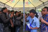 Warga memeriksa daftar sepeda motor di papan saat Bazar Pengembalian Barang Bukti Sepeda Motor di Polrestabes Surabaya, Surabaya, Jawa Timur, Rabu (21/1/2026). Polrestabes Surabaya menggelar Bazar Pengembalian Barang Bukti Sepeda Motor dengan total sebanyak 1.050 sepeda motor yang diamankan dari kasus pencurian kendaraan bermotor, penggelapan kendaraan bermotor maupun balap liar sepanjang tahun 2025 dan warga  pemilik kendaraan bisa datang ke Polrestabes Surabaya pada 21-23 Januari 2026 dan 26-30 JanuariÂ  2026 dengan membawa dokumen lengkap kendaraannya. ANTARA Jatim/Didik Suhartono/mas.