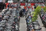 Warga menuntun sepeda motornya saat Bazar Pengembalian Barang Bukti Sepeda Motor di Polrestabes Surabaya, Surabaya, Jawa Timur, Rabu (21/1/2026). Polrestabes Surabaya menggelar Bazar Pengembalian Barang Bukti Sepeda Motor dengan total sebanyak 1.050 sepeda motor yang diamankan dari kasus pencurian kendaraan bermotor, penggelapan kendaraan bermotor maupun balap liar sepanjang tahun 2025 dan warga  pemilik kendaraan bisa datang ke Polrestabes Surabaya pada 21-23 Januari 2026 dan 26-30 JanuariÂ  2026 dengan membawa dokumen lengkap kendaraannya. ANTARA Jatim/Didik Suhartono/mas.