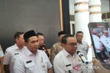 Taj Yasin menyerahkan surat tugas Plt Bupati Pati kepada Wakil Bupati Risma Ardhi