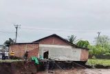 Cuaca ekstrem rusak rumah warga dan Jembatan di Dompu