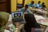 Siswa mengikuti kegiatan belajar mengajar baca, tulis, dan hitung (calistung) di Sekolah Rakyat Terintegrasi 41 Tasikmalaya, Jawa Barat, Rabu (21/1/2026). Sebanyak tujuh siswa tingkat SMP dan 11 siswa tingkat SD terpaksa melaksanakan kegiatan belajar mengajar di gudang atau tempat istirahat wali asuh dan tenaga kependidikan sekolah serta mushola akibat kekurangan ruang kelas. ANTARA FOTO/Adeng Bustomi/agr