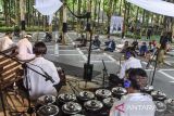 Peserta mendengarkan musik tradisional menggunakan penyuara jemala saat Diseminasi Musik Terapi Laras Jiwa di Kebon Djati Eatry, Kota Tasikmalaya, Jawa Barat, Kamis (22/1/2026). Kementerian Kebudayaan bekerja sama dengan Yayasan Asta Mekar menggelar terapi berbasis seni tradisional Sunda dengan memainkan alat musik secara langsung untuk membantu meredakan kecemasan dan meningkatkan kesehatan mental melalui pendekatan budaya lokal. ANTARA FOTO/Adeng Bustomi/agr
