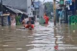 Akses jalan lumpuh di permukiman warga Duri Kosambi akibat banjir