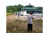 Polisi dan warga Lingga gotong royong pasang instalasi masjid