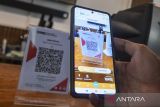 Pembeli melakukan pembayaran menggunakan QRIS di Dom Coffee, Kabupaten Ciamis, Jawa Barat, Jumat (23/1/2026). Bank Indonesia melaporkan pertumbuhan transaksi ekonomi dan keuangan digital pada kuartal IV 2025 tetap tinggi, dengan volume transaksi QRIS tumbuh 139 persen, sementara total volume transaksi pembayaran digital mencapai 14,26 miliar transaksi atau meningkat 39,21 persen (year on year/yoy). ANTARA FOTO/Adeng Bustomi/agr