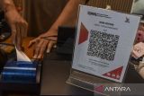 Pembeli melakukan pembayaran menggunakan QRIS di Dom Coffee, Kabupaten Ciamis, Jawa Barat, Jumat (23/1/2026). Bank Indonesia melaporkan pertumbuhan transaksi ekonomi dan keuangan digital pada kuartal IV 2025 tetap tinggi, dengan volume transaksi QRIS tumbuh 139 persen, sementara total volume transaksi pembayaran digital mencapai 14,26 miliar transaksi atau meningkat 39,21 persen (year on year/yoy). ANTARA FOTO/Adeng Bustomi/agr
