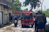 Lumpur pascabanjir menumpuk, Damkar Mataram turun bersihkan jalan