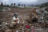 Warga mencari barang di antara puing rumahnya yang tertimbun material longsor di Desa Pasirlangu, Cisarua, Kabupaten Bandung Barat, Jawa Barat, Sabtu (24/1/2026). Berdasarkan data sementara BPBD Kabupaten Bandung Barat, sebanyak 30 rumah tertimbun material longsor serta 34 Kepala Keluarga (KK) atau 113 jiwa terdampak bencana tanah longsor yang terjadi pada Sabtu (24/1) dini hari. ANTARA FOTO/Abdan Syakura/agr