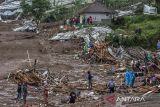 Warga membersihkan puing bangunan saat mencari korban bencana tanah longsor di Desa Pasirlangu, Cisarua, Kabupaten Bandung Barat, Jawa Barat, Sabtu (24/1/2026). Berdasarkan hasil asesmen tim SAR gabungan bersama pihak desa setempat hingga pukul 12.30 WIB, sebanyak 34 Kepala Keluarga (KK) atau 113 jiwa terdampak bencana tanah longsor dengan rincian 23 orang selamat, delapan orang ditemukan meninggal dunia dan 82 lainnya masih dalam proses pencarian. ANTARA FOTO/Abdan Syakura/agr