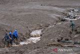 Tim SAR gabungan melakukan pencarian korban bencana tanah longsor di Desa Pasirlangu, Cisarua, Kabupaten Bandung Barat, Jawa Barat, Sabtu (24/1/2026). Berdasarkan hasil asesmen tim SAR gabungan bersama pihak desa setempat hingga pukul 12.30 WIB, sebanyak 34 Kepala Keluarga (KK) atau 113 jiwa terdampak bencana tanah longsor dengan rincian 23 orang selamat, delapan orang ditemukan meninggal dunia dan 82 lainnya masih dalam proses pencarian. ANTARA FOTO/Abdan Syakura/agr
