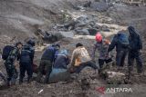 Tim SAR gabungan mengevakuasi korban bencana tanah longsor yang ditemukan di Desa Pasirlangu, Cisarua, Kabupaten Bandung Barat, Jawa Barat, Sabtu (24/1/2026). Berdasarkan hasil asesmen tim SAR gabungan bersama pihak desa setempat hingga pukul 12.30 WIB, sebanyak 34 Kepala Keluarga (KK) atau 113 jiwa terdampak bencana tanah longsor dengan rincian 23 orang selamat, delapan orang ditemukan meninggal dunia dan 82 lainnya masih dalam proses pencarian. ANTARA FOTO/Abdan Syakura/agr
