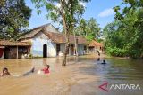 Jalan utama terputus warga Kampung Nusa Serang terisolasi banjir