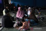 Warga korban bencana tanah longsor beristirahat di tempat pengungsian sementara di Kantor Desa Pasirlangu, Cisarua, Kabupaten Bandung Barat, Jawa Barat, Sabtu (24/1/2026). Berdasarkan data sementara Taruna Siaga Bencana (Tagana) Kabupaten Bandung Barat hingga pukul 14.12 WIB, sebanyak 84 Kepala Keluarga (KK) atau 279 jiwa mengungsi di beberapa lokasi akibat bencana tanah longsor yang melanda kawasan tersebut pada Sabtu (24/1) dini hari. ANTARA FOTO/Abdan Syakura/agr
