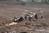 Banjir-longsor terjang Bandung Barat, tujuh meninggal & ratusan hilang