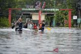 Petugas BPBD mengevakuasi warga terdampak banjir menggunakan perahu di Periuk, Kota Tangerang, Banten, Jumat (23/1/2026). Banjir setinggi 50 centimeter hingga dua meter tersebut akibat luapan Kali Ledug dan jebolnya tanggul. ANTARA FOTO/Putra M. Akbar/gp
