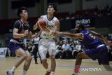 Pebasket Dewa United Banten Erick Ibrahim Junior (tengah) berusaha melewati adangan pebasket Tangerang Hawks Jeantal Cylla (kanan) dan Justin Jaya Winanto (kiri) pada pertandingan lndonesian Basketball League 2026 di Indoor Stadium Sport Center, Kabupaten Tangerang, Banten, Rabu (21/1/2026). Dewa United Banten menang atas Tangerang Hawks dengan skor 86-69. ANTARA FOTO/Putra M. Akbar/gp