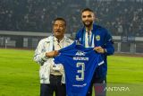 Manajer Tim Persib Bandung Umuh Muchtar (kiri) berfoto bersam pesepak bola Layvin Kurzawa dengan jersi Persib Bandung di Stadion Gelora Bandung Lautan Api (GBLA), Bandung, Jawa Barat, Minggu (25/1/2026). Persib Bandung resmi mengontrak mantan pemain Tim Nasional Perancis dan Paris Saint-Germain (PSG) Layvin Kurzawa serta pesepak bola Tim Nasional Indonesia berdarah Belanda-Indonesia Dion Markx untuk mengarungi sisa laga kompetisi BRI Super League dan AFC Champions League Two. ANTARA FOTO/Novrian Arbi/agr