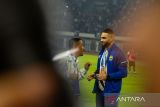 Manajer Tim Persib Bandung Umuh Muchtar (kiri) berbincang dengan pesepak bola Layvin Kurzawa di Stadion Gelora Bandung Lautan Api (GBLA), Bandung, Jawa Barat, Minggu (25/1/2026). Persib Bandung resmi mengontrak mantan pemain Tim Nasional Perancis dan Paris Saint-Germain (PSG) Layvin Kurzawa serta pesepak bola Tim Nasional Indonesia berdarah Belanda-Indonesia Dion Markx untuk mengarungi sisa laga kompetisi BRI Super League dan AFC Champions League Two. ANTARA FOTO/Novrian Arbi/agr