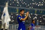 Pesepak bola Persib Bandung Thom Haye bertepuk tangan saat menyapa penonton usai kemenangan melawan PSBS Biak pada pertandingan lanjutan BRI Super League di Stadion Gelora Bandung Lautan Api (GBLA), Bandung, Jawa Barat, Minggu (25/1/2026). Persib Bandung menang atas tamunya dengan skor akhir 1-0. ANTARA FOTO/Novrian Arbi/agr