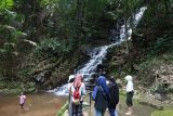  Sejumlah pengunjung mengamati Air Terjun Ironggola, kawasan wisata alam Besuki, Kabupaten Kediri, Jawa Timur, Minggu (25/1/2026). Pemkab Kediri memberikan tiket gratis masuk ke sejumlah destinasi wisata unggulan kepada penumpang Super Air Jet rute Jakarta - Kediri sebagai promosi wisata sekaligus meningkatkan okupansi penerbangan Bandara Internasional Dhoho Kediri.Antara Jatim/Prasetia Fauzani/abs