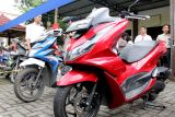 Anggota polisi berada di antara barang bukti sepeda motor hasil curian sebelum gelar perkara pencurian kendaraan bermotor (curanmor) di Polres Jombang, Jawa Timur, Senin (26/1/2026). Selama November 2025 Satgassur Curanmor berhasil mengamankan 17 tersangka Curanmor dari wilayah Mojokerto, Surabaya dan Jombang dengan barang bukti sebanyak 34 kendaraan serta alat yang digunakan untuk melakukan pencurian kendaraan. ANTARA Jatim/Syaiful Arif/mas.