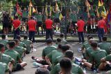Pelatih mencatat waktu prajurit Korps Marinir melakukan pull up dalam perlombaan Samapta di lapangan Kesatrian R. Suhadi Brigif 2 Marinir Gedangan, Sidoarjo, Jawa Timur, Senin (26/1/2026). Perlombaan Samapta yang diikuti sekitar 180 prajurit Korps Marinir tersebut bertujuan untuk menguji kesamaptaan jasmani berkala dan menjaga kebugaran, fisik, serta kesiapan tempur dengan materi lari 12 menit, pull up, sit up, push up dan shuttle run. ANTARA Jatim/Umarul Faruq/mas.