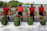 Pelatih mencatat waktu prajurit Korps Marinir melakukan sit up dalam perlombaan Samapta di lapangan Kesatrian R. Suhadi Brigif 2 Marinir Gedangan, Sidoarjo, Jawa Timur, Senin (26/1/2026). Perlombaan Samapta yang diikuti sekitar 180 prajurit Korps Marinir tersebut bertujuan untuk menguji kesamaptaan jasmani berkala dan menjaga kebugaran, fisik, serta kesiapan tempur dengan materi lari 12 menit, pull up, sit up, push up dan shuttle run. ANTARA Jatim/Umarul Faruq/mas.