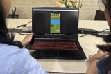Mahasiswa Politeknik Negeri Medan (Polmed) memainkan game edukasi Green Terra yang berhasil dibuat oleh Tim Recycler dari Program Studi Teknologi Rekayasa Multimedia Grafis (TRMG) di Medan, Sumatera Utara, Senin (26/1/2026). Green Terra merupakan game edukasi pemilahan sampah yang dibuat oleh Mahasiswa Politeknik Negeri Medan Program Studi Teknologi Rekayasa Multimedia Grafis (TRMG) melalui kerja sama dengan Anoa Interactive Studio yang bertujuan untuk memberikan edukasi mengenai pemilahan sampah kepada masyarakat khususnya generasi muda.ANTARA/Vici Arini Sagala