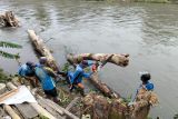 Antisipasi banjir susulan, Kayu tumbang di Sungai Jangkuk Mataram diangkat