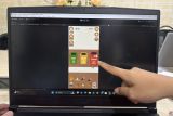 Mahasiswa Politeknik Negeri Medan (Polmed) memainkan game edukasi Green Terra yang berhasil dibuat oleh Tim Recycler dari Program Studi Teknologi Rekayasa Multimedia Grafis (TRMG) di Medan, Sumatera Utara, Senin (26/1/2026). Green Terra merupakan game edukasi pemilahan sampah yang dibuat oleh Mahasiswa Politeknik Negeri Medan Program Studi Teknologi Rekayasa Multimedia Grafis (TRMG) melalui kerja sama dengan Anoa Interactive Studio yang bertujuan untuk memberikan edukasi mengenai pemilahan sampah kepada masyarakat khususnya generasi muda.ANTARA/Yemima Yuliarta Christy Lumbanbatu